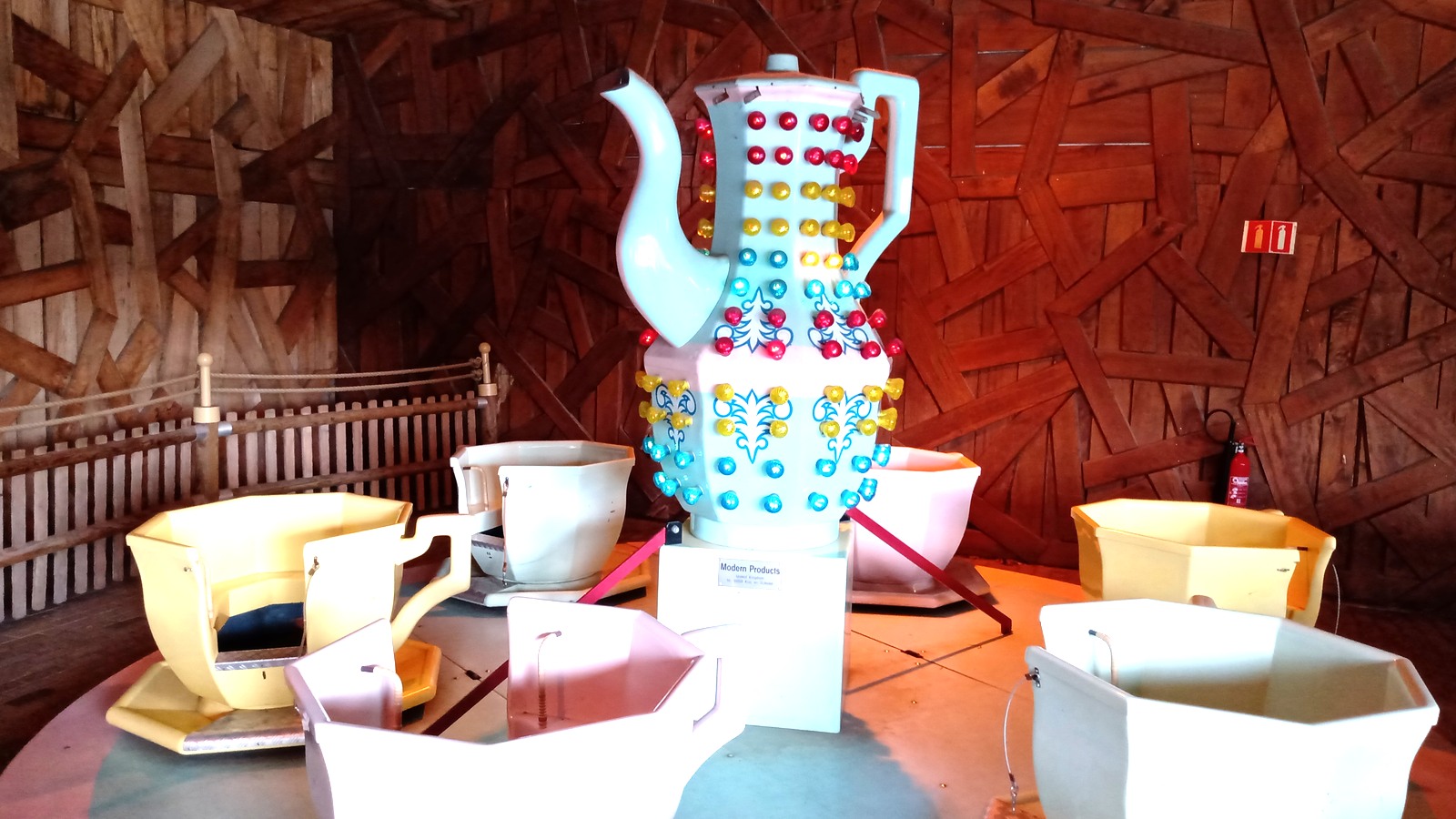 Empty Rosie's Tea Party cups at Slagharen