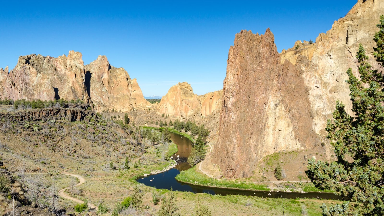 Smith Rock State Park cliffs and Crooked River near Oregon