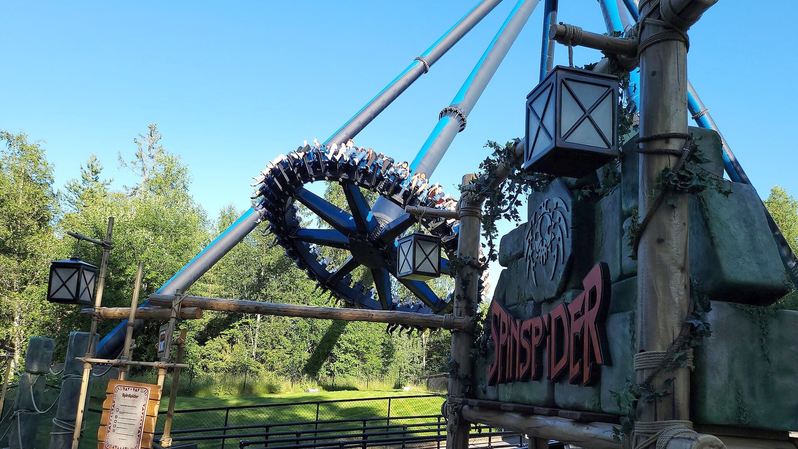 SpinSpider pendulum ride and entrance sign at TusenFryd in June 2022