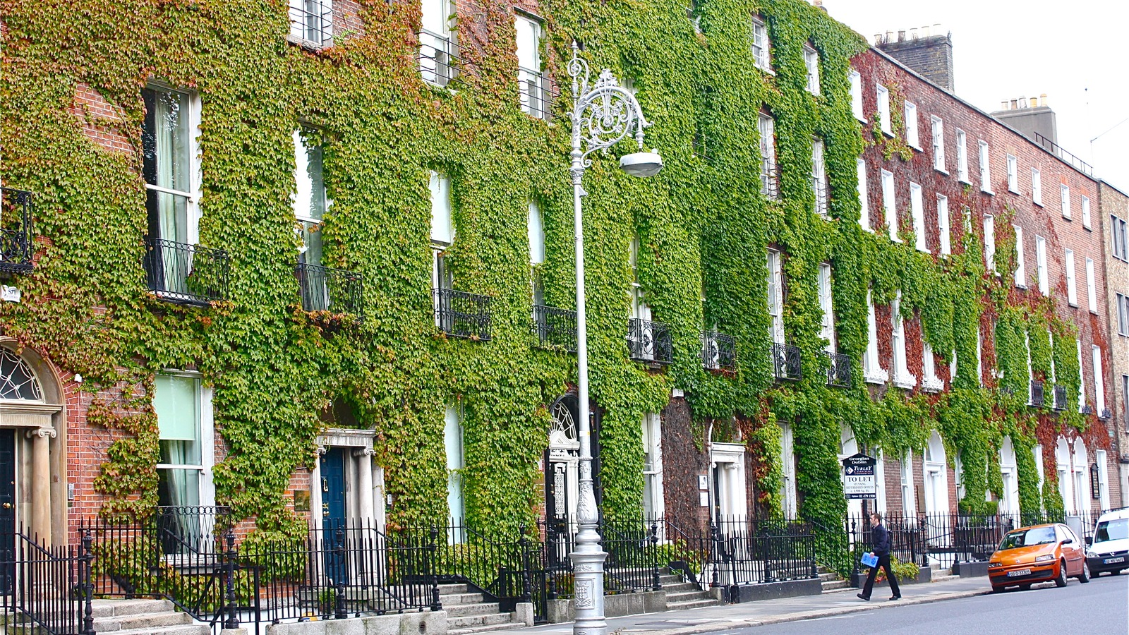 Sunny Georgian townhouses beside Merrion Square in Dublin
