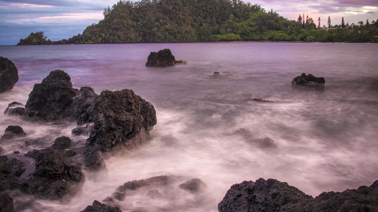 Hāna Bay coast and mountain on Maui