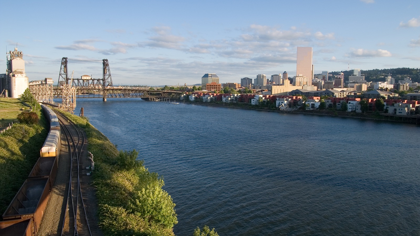 Portland skyline and the Willamette River in Oregon