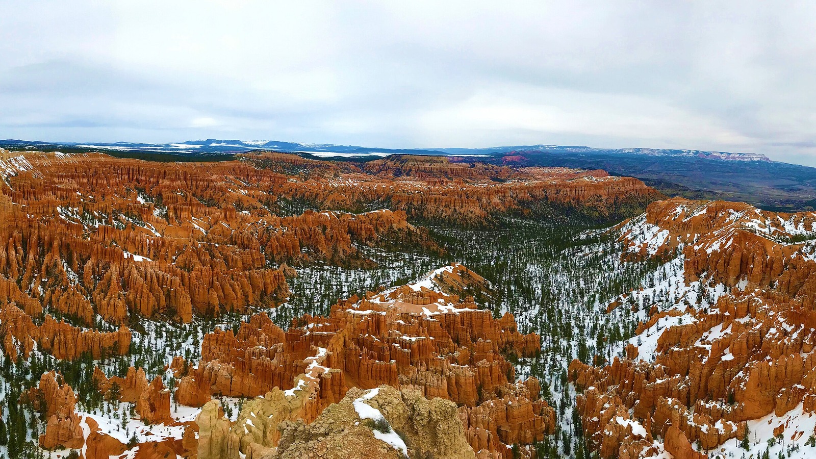 Hoodoos across Bryce Amphitheater in the national park