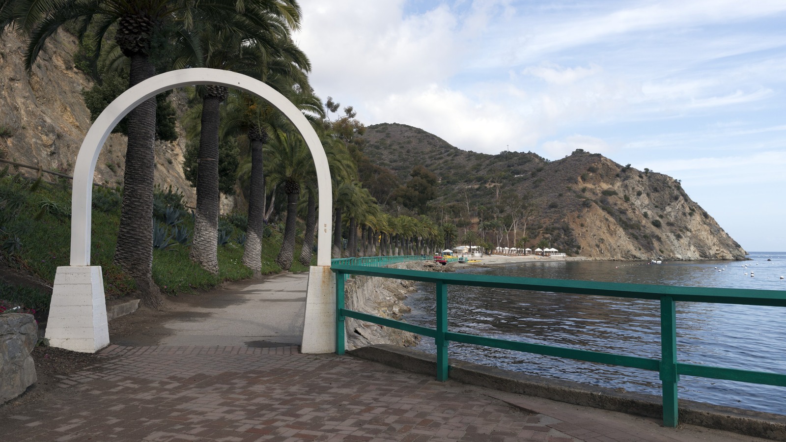 Clear water and coastal scenery at Descanso Beach on Catalina Island