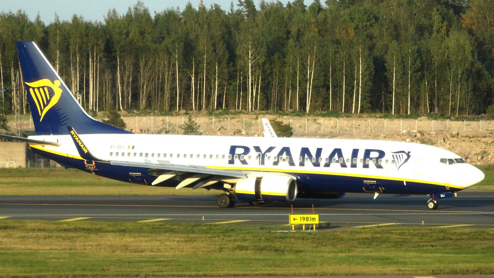 Ryanair Boeing 737-800 EI-DLI at Helsinki in September 2025