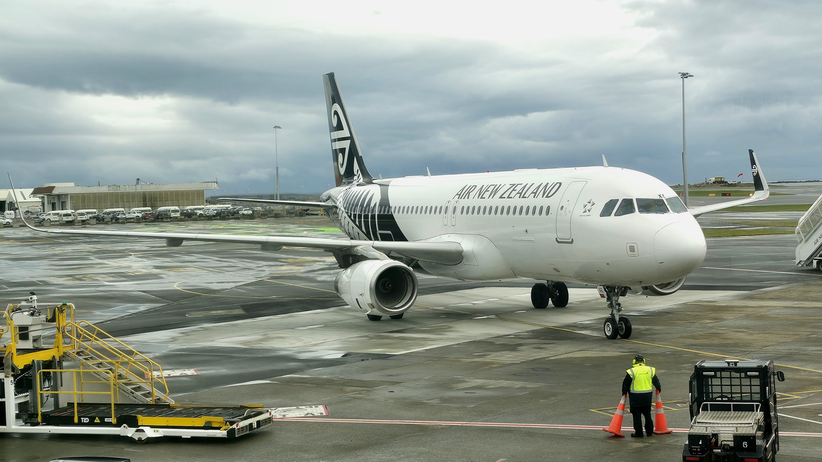 Air New Zealand Airbus A320 on the apron at Wellington Airport