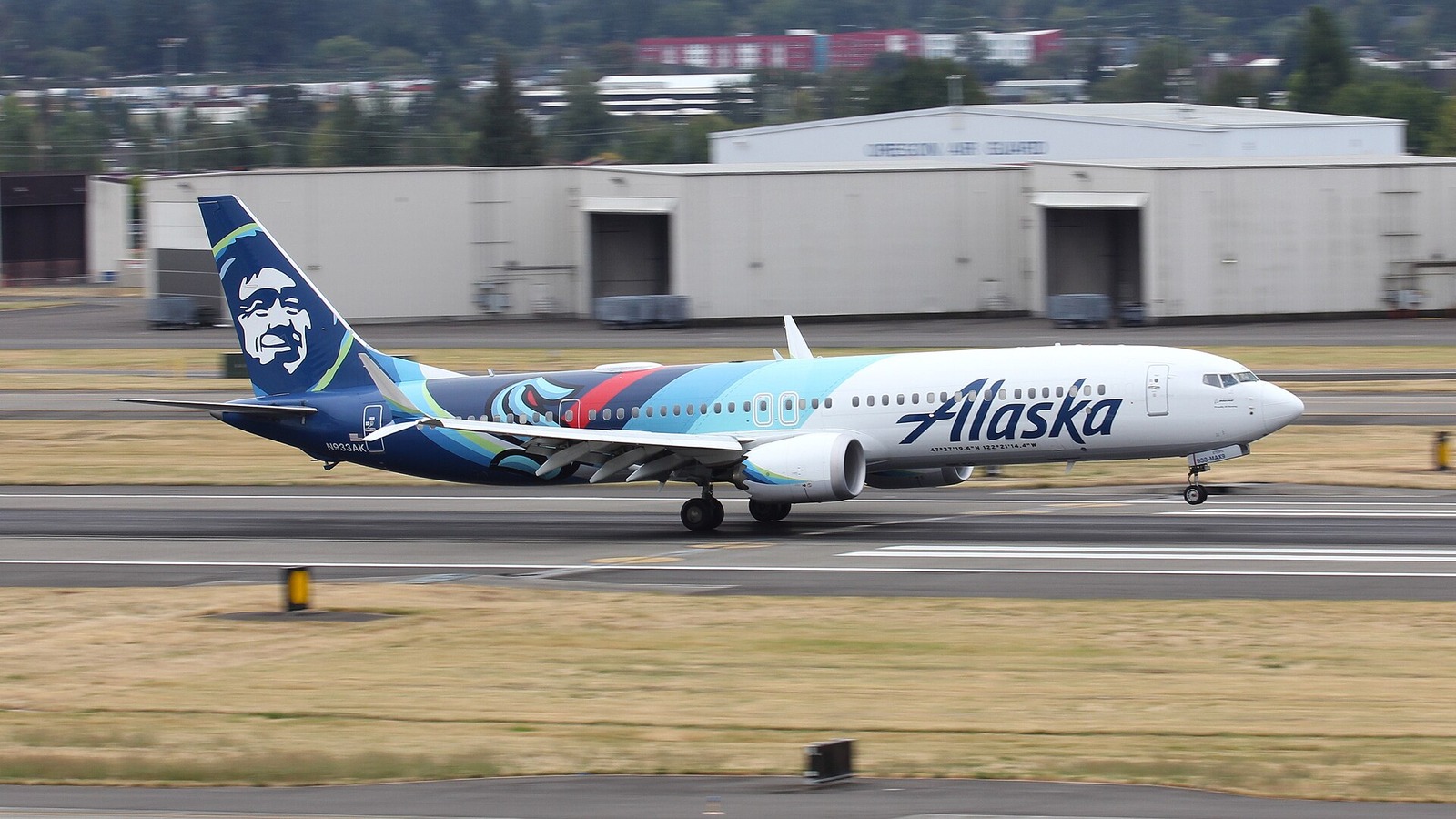 An Alaska Airlines Boeing 737 MAX 9 landing on a runway at Portland International Airport