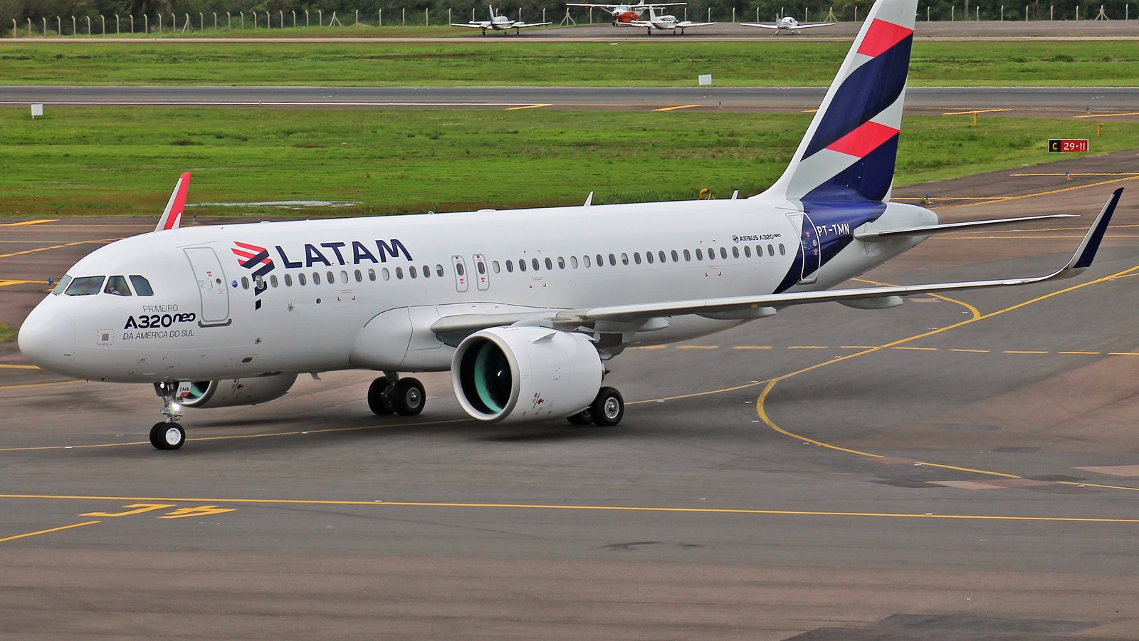 LATAM Airbus A320neo taxiing, the aircraft type assigned to Santiago-Caracas