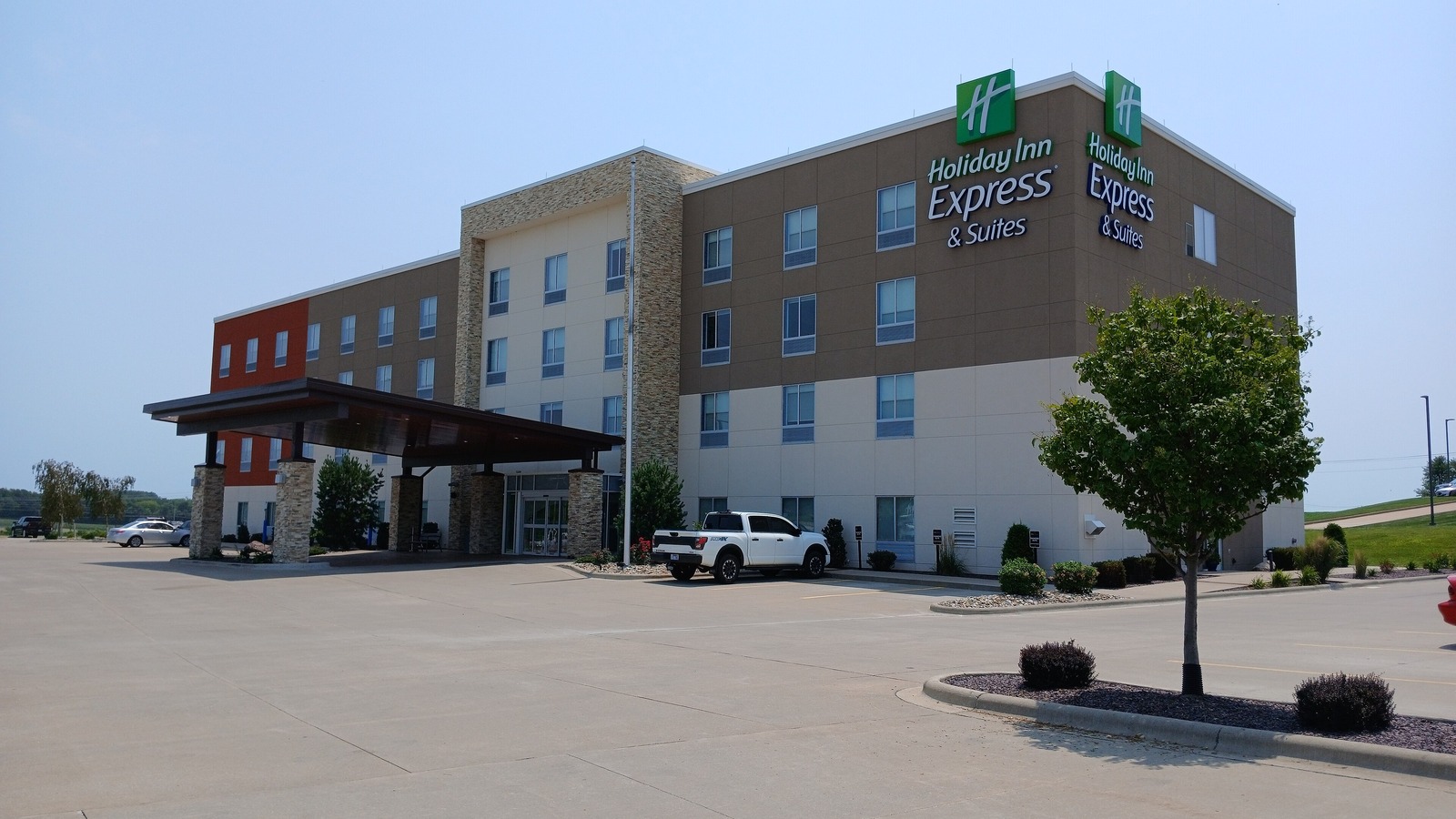 Holiday Inn Express and Suites hotel building with a covered entrance in Hannibal, Missouri