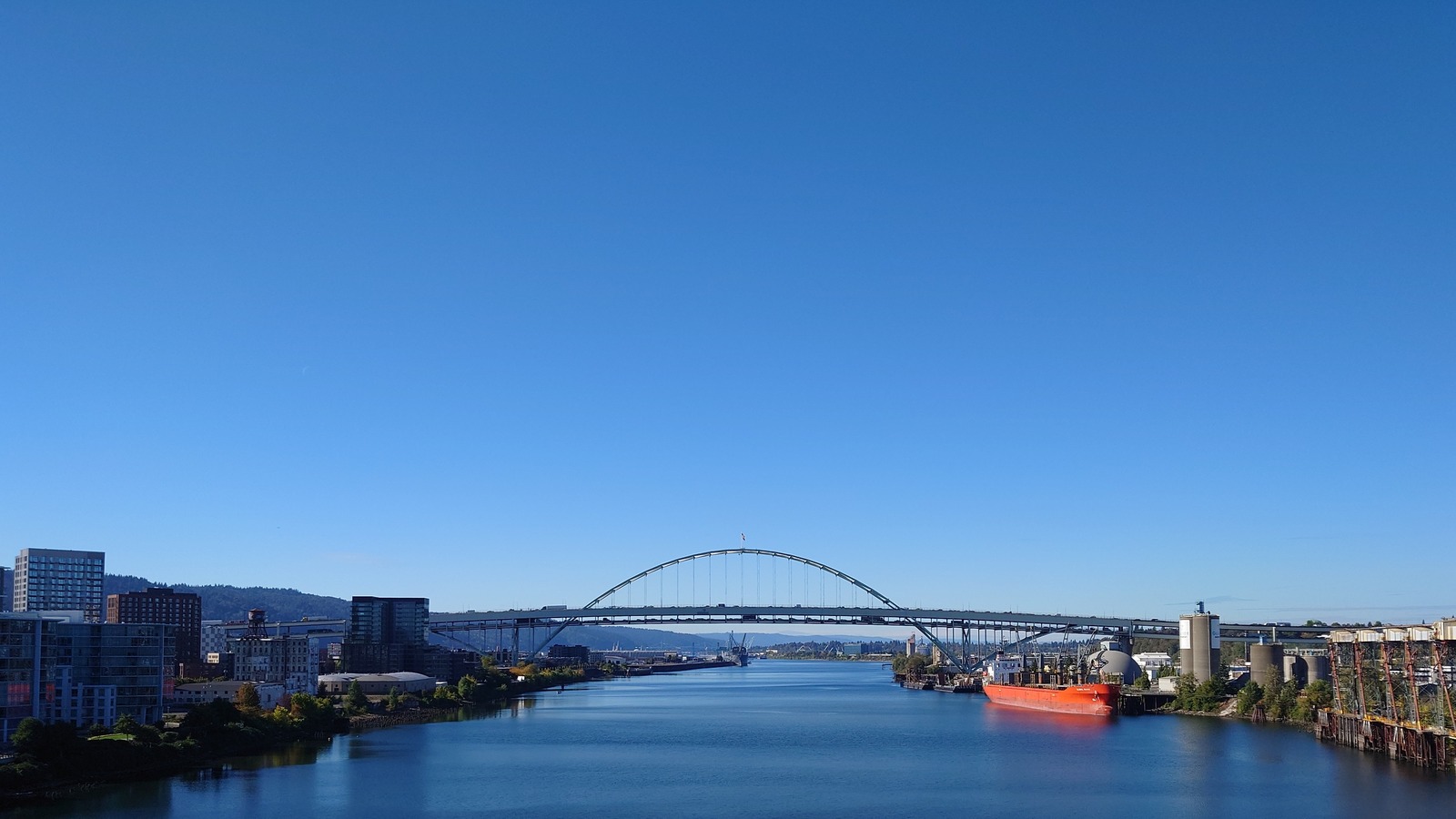 The Fremont Bridge carrying Interstate 5 in Portland, Oregon, seen in daylight