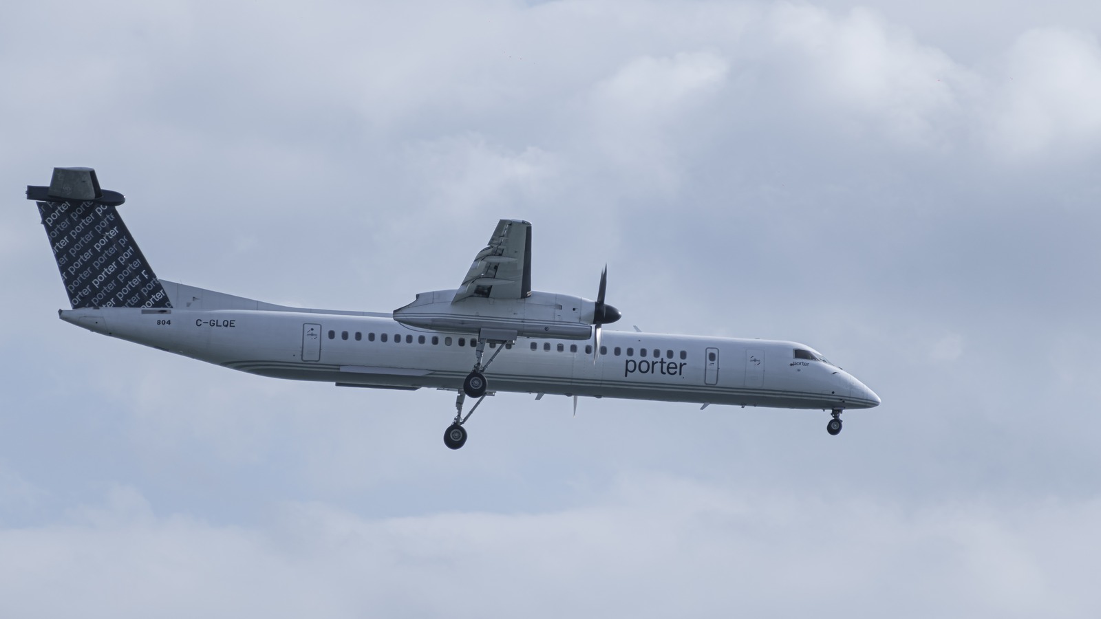 Porter Airlines Dash8-400 landing at Billy Bishop Toronto City Airport in February 2023
