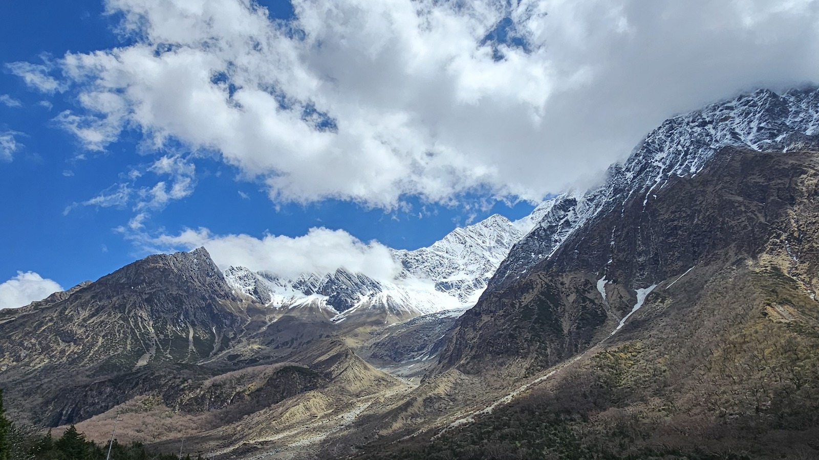 Archival 2024 Manaslu Circuit and Budhi Gandaki valley mountain view, not a photograph of the October11 2026 flood