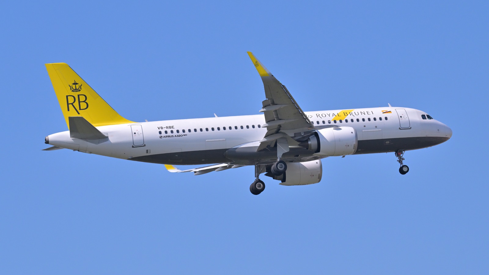 Royal Brunei Airlines Airbus A320neo V8-RBE on final approach, showing the airline yellow and white livery