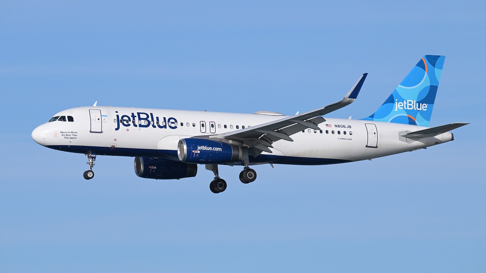 JetBlue Airbus A320 on final approach
