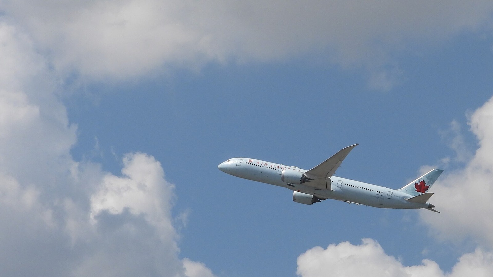 Air Canada Boeing 787 Dreamliner climbing after departure from Toronto Pearson