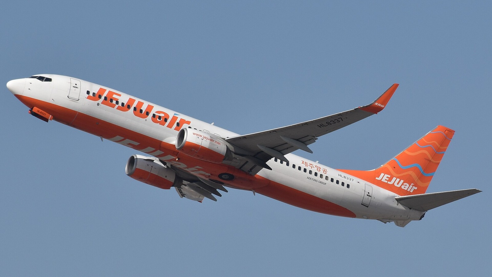 Jeju Air Boeing 737-800 climbing after takeoff