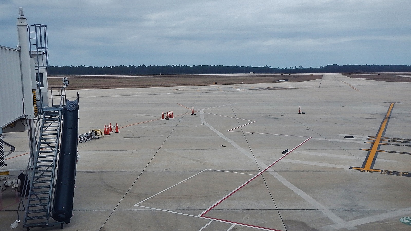 Exterior view of Jacksonville International Airport JAX with aircraft on the ramp