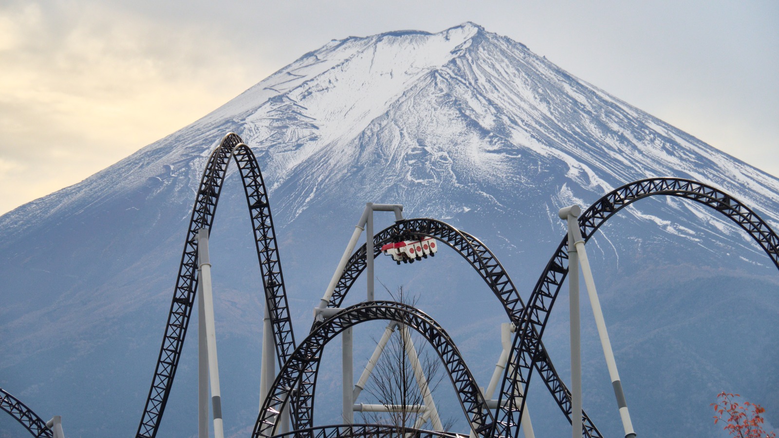 November 2025 archive view of Fuji-Q Highland's coaster tracks with Mount Fuji, not the planned October 2026 SKZOO drone show
