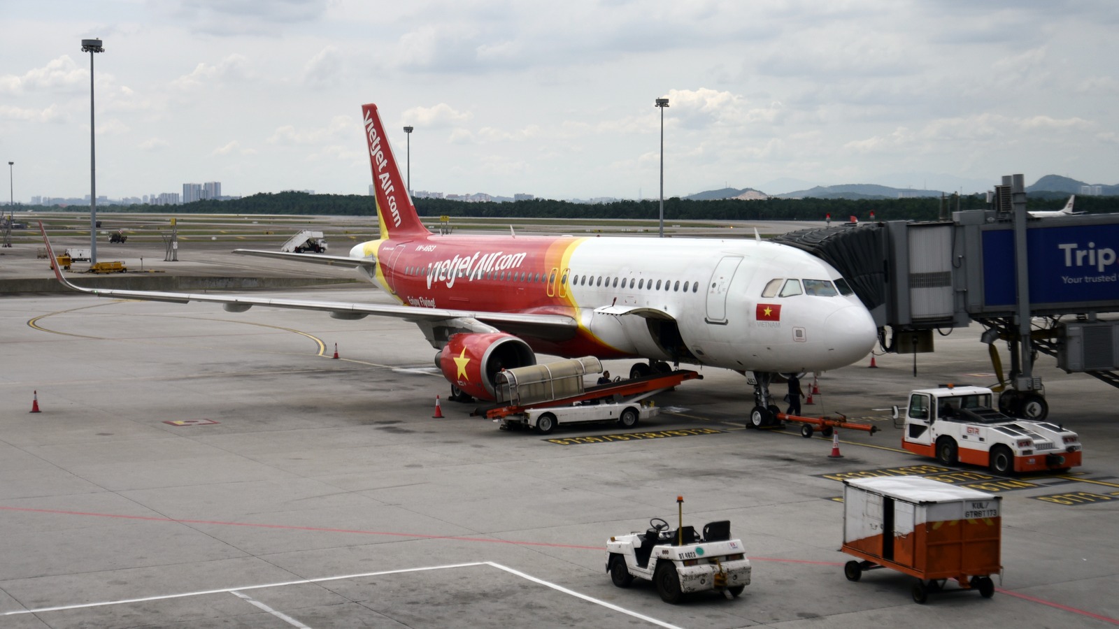VietJet Air Airbus A320 VN-A663 parked at a Kuala Lumpur International Airport gate