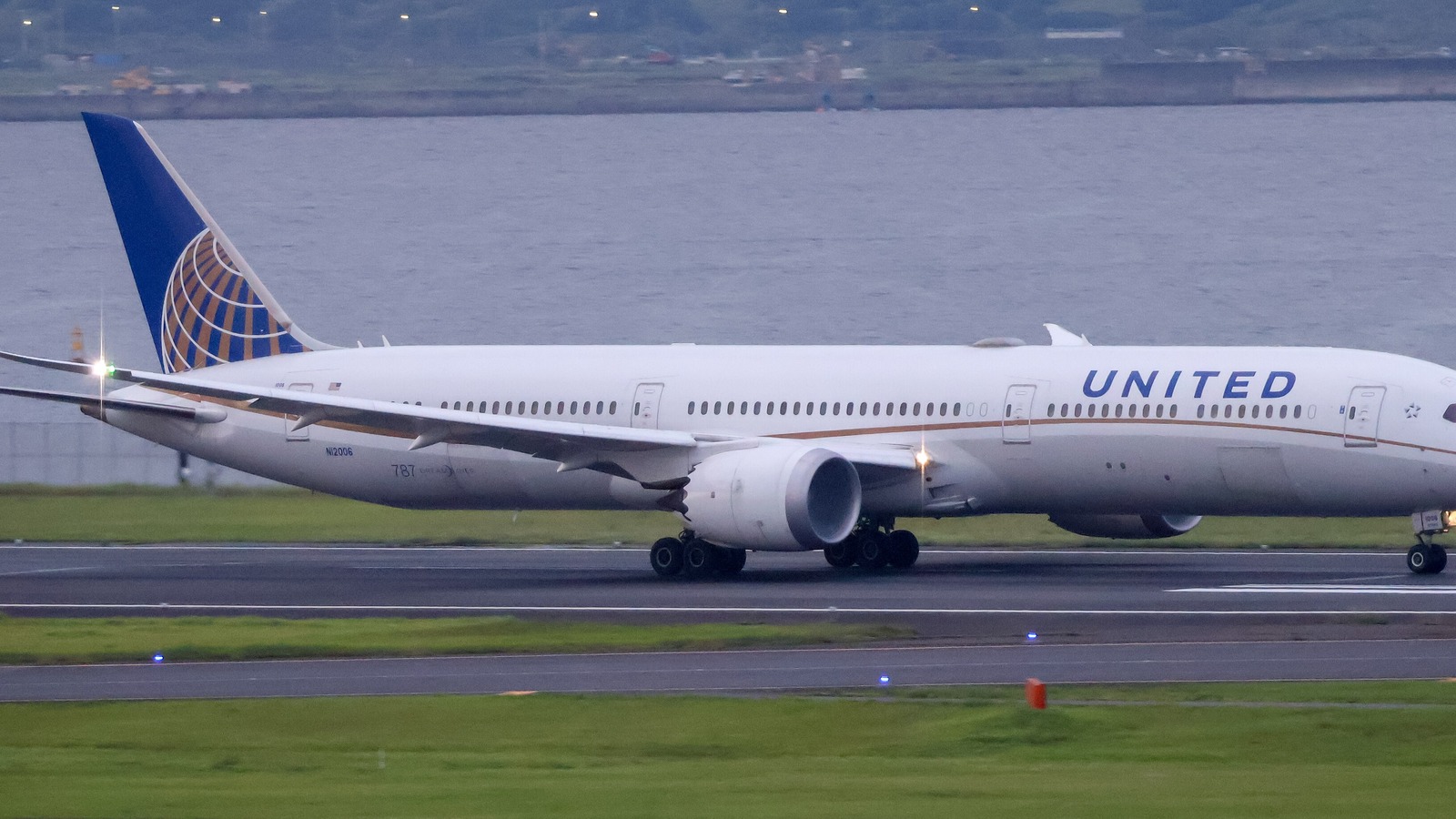 A United Airlines Boeing 787-10 on the runway at Tokyo Haneda