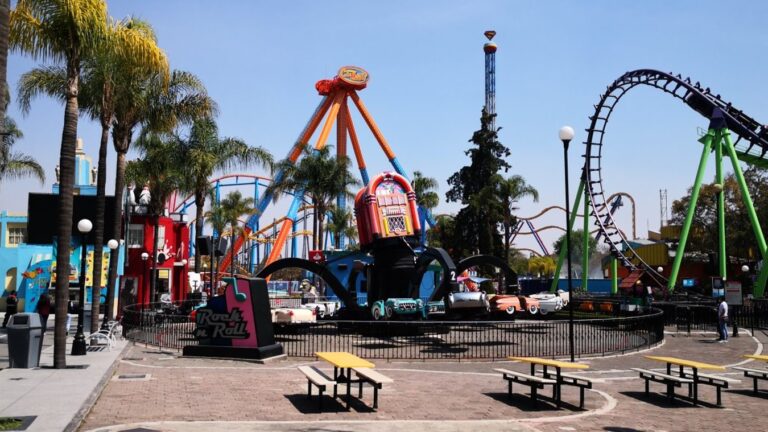 Walkway and rides at Six Flags Mexico